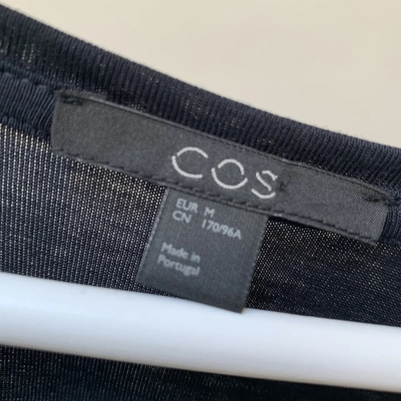 COS Black Jersey Top
Medium
Boxy / Oversized
Asymmetrical hem - Picture 8 of 11